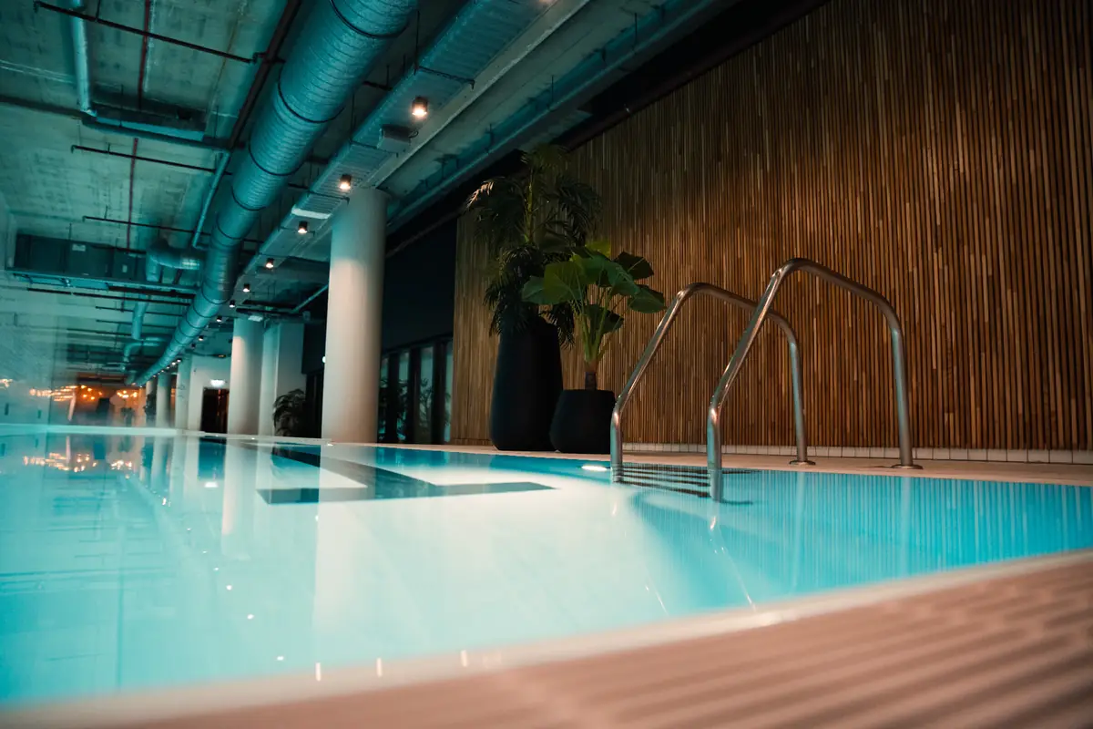 The pool at Clubsportive in Amsterdam Zuidas, beside a wooden slat wall